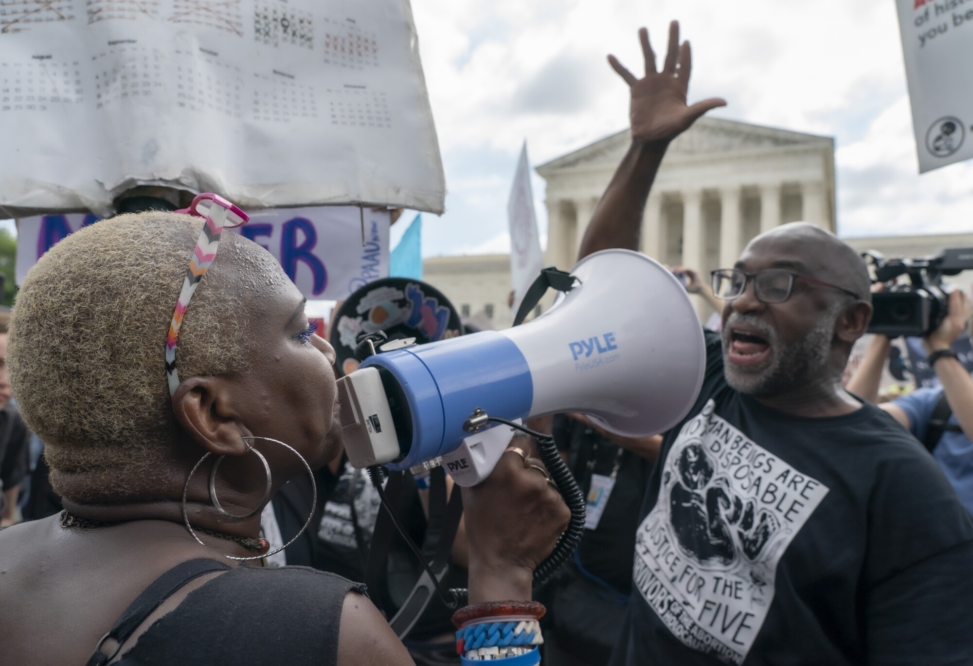 Fotoğraflar: Yargıtay, Roe ve Wade arasındaki kararı bozduğunda duygular dorukta 10 Bir kürtaj hakları protestocusu ve bir kürtaj karşıtı protestocu Washington'da karşı karşıya geliyor.
