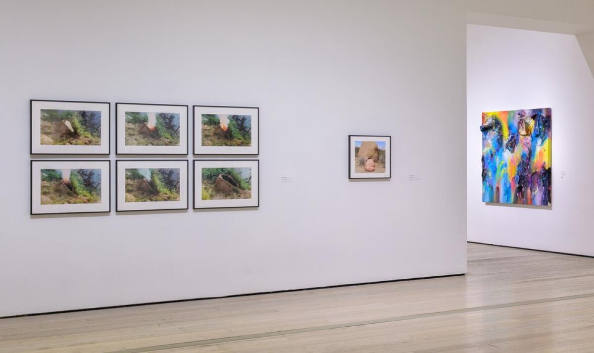 Las fotografías de figuras del paisaje tomadas por Ana Mendieta (izquierda) y Laura Aguilar (centro) brindan un contexto temático.