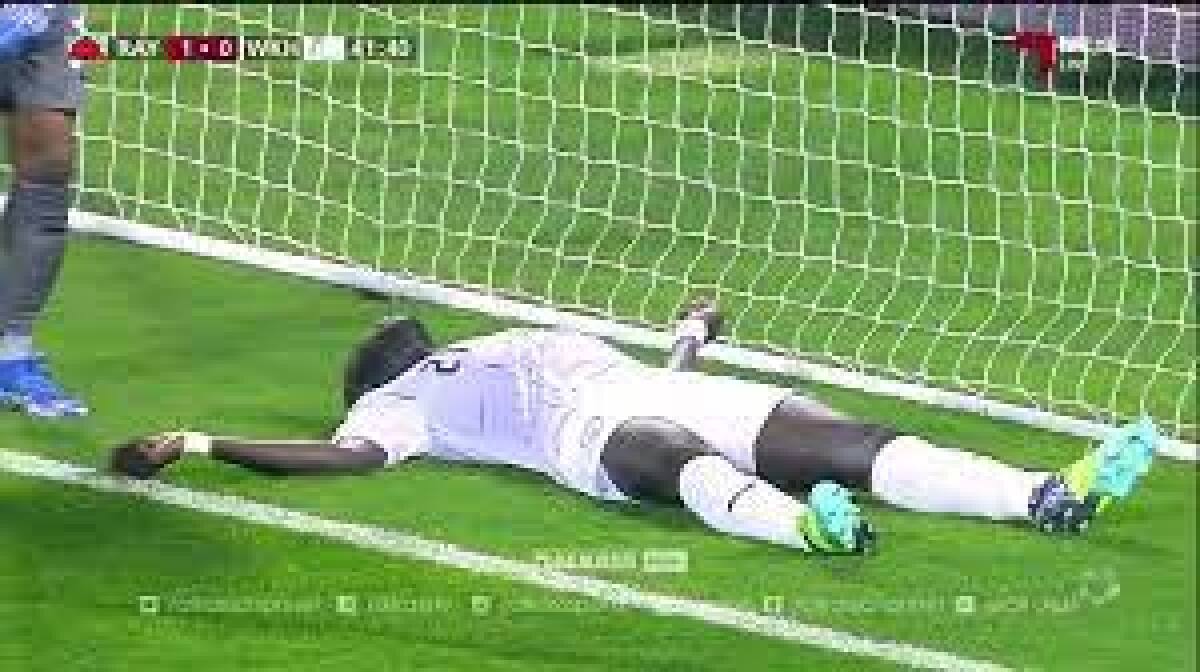 El futbolista senegalés Ousmane Coulibaly se derrumbó minutos antes del final de la primera mitad.