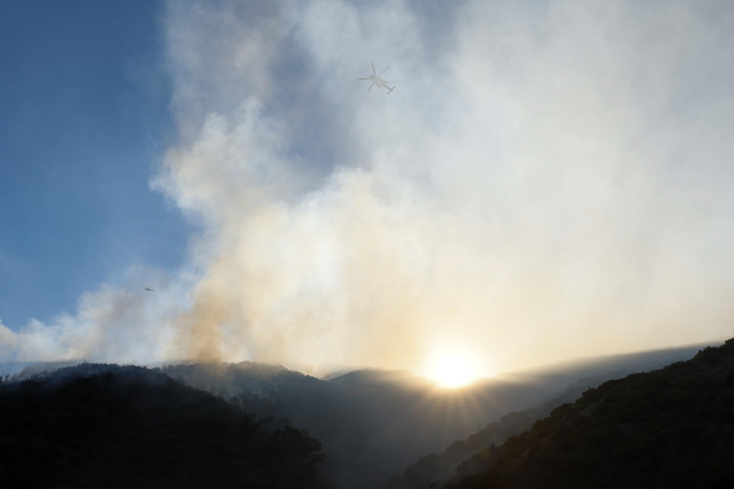 Brush fire off 405 burns near the Getty Center