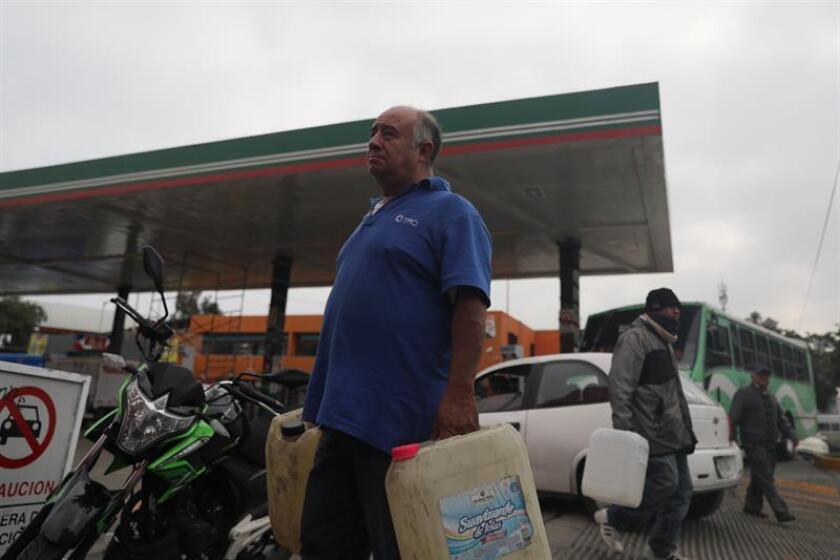 Consumidores continúan realizando filas de espera para conseguir una ración de gasolina hoy, en Ciudad de México. EFE