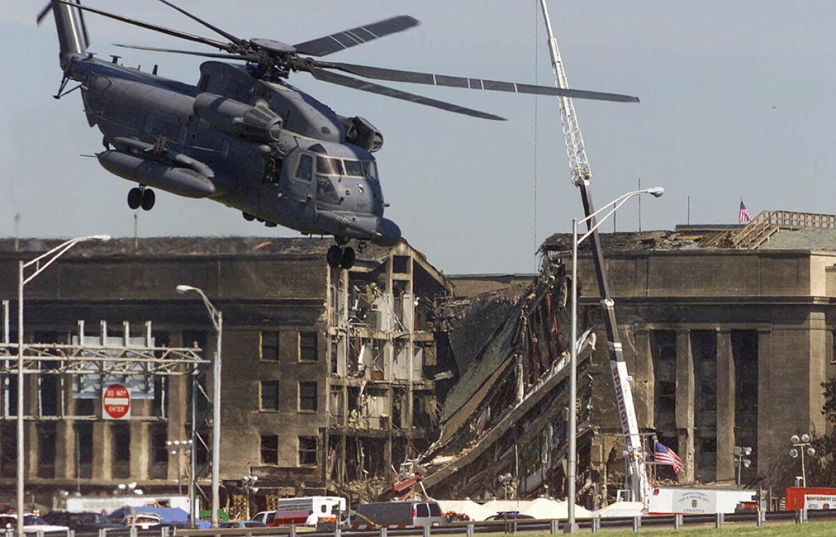 ARCHIVO - Un helicóptero militar despega tras dejar a personal en el Pentágono