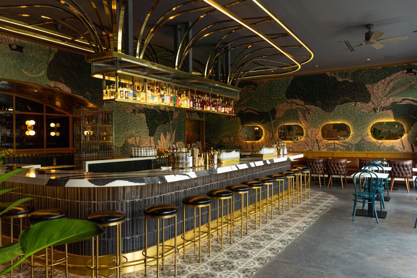 „Kingfisher Cocktail Bar & Eatery“ interjeras Golden Hill, atidarytas sausio mėn.  2022 m. 14 d.