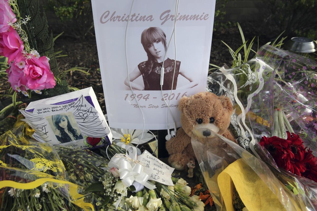 Esta fotografía muestra un pequeño monumento conmemorativo improvisado en la secundaria Cherokee con el fin de honrar a la exalumna Christina Grimmie, la cantante de 22 años que fue baleada de muerte el viernes por la noche tras dar un concierto en Florida, el lunes 13 de junio de 2016, en Evesham Township, New Jersey. Grimmie concluyó en tercer sitio durante la sexta temporada del programa "The Voice" de la NBC. Las autoridades dijeron que Kevin James Loibl fue identificado como el agresor que mató a Grimmie. (AP Foto/Mel Evans)