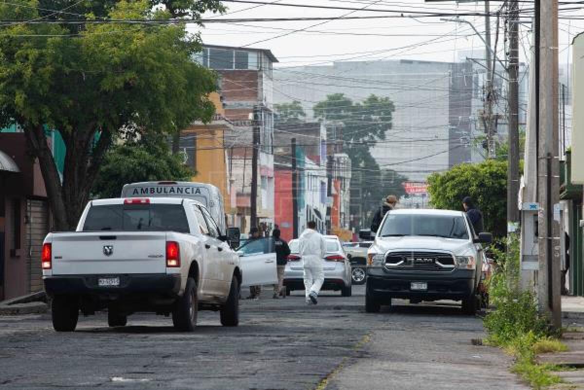 Peritos forenses laboran en la zona de un enfrentamiento 