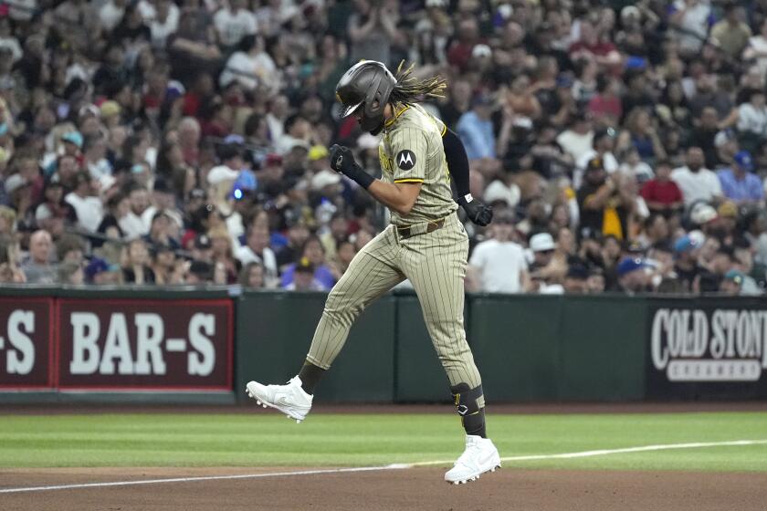 El dominicano Fernando Tatis, Jr., de los Padres de San Diego, recorre las bases luego de conectar un jonrón de dos carreras en el juego ante los Diamondbacks de Arizona, el viernes 3 de mayo de 2024 (AP Foto/Ross D. Franklin)