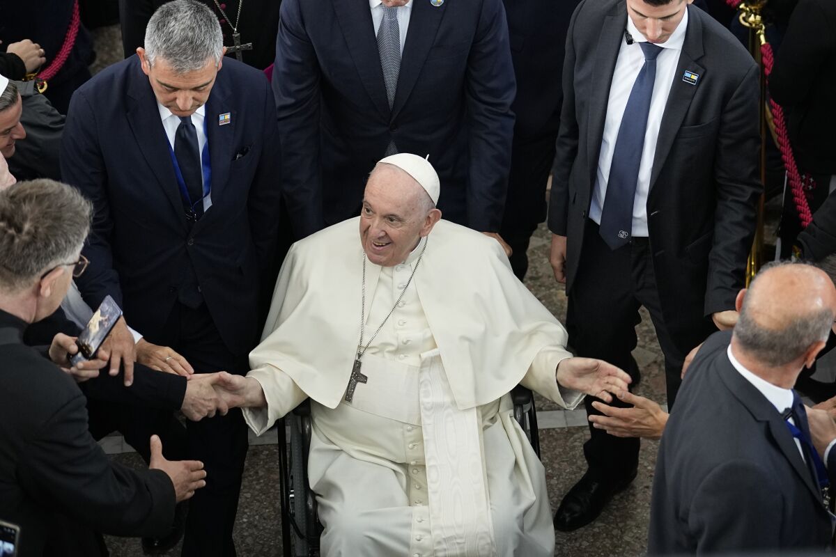 El papa Francisco sonríe al final de una reunión con sacerdotes, religiosos y religiosas, seminaristas 