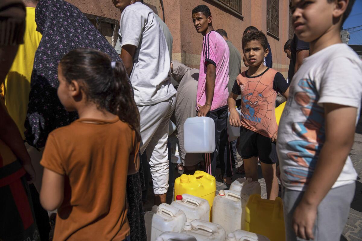 Palestinos recolectan agua en Jan Yunis, Franja de Gaza. 