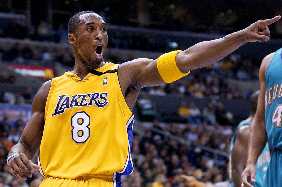 ARCHIVO - En esta imagen de archivo del 13 de diciembre de 2002, el jugador de los Lakers de Los Ángeles Jobe Bryant señala a un compañero de equipo durante su juego de NBA en Los Ángeles. (AP Foto/Mark J. Terrill, archivo)