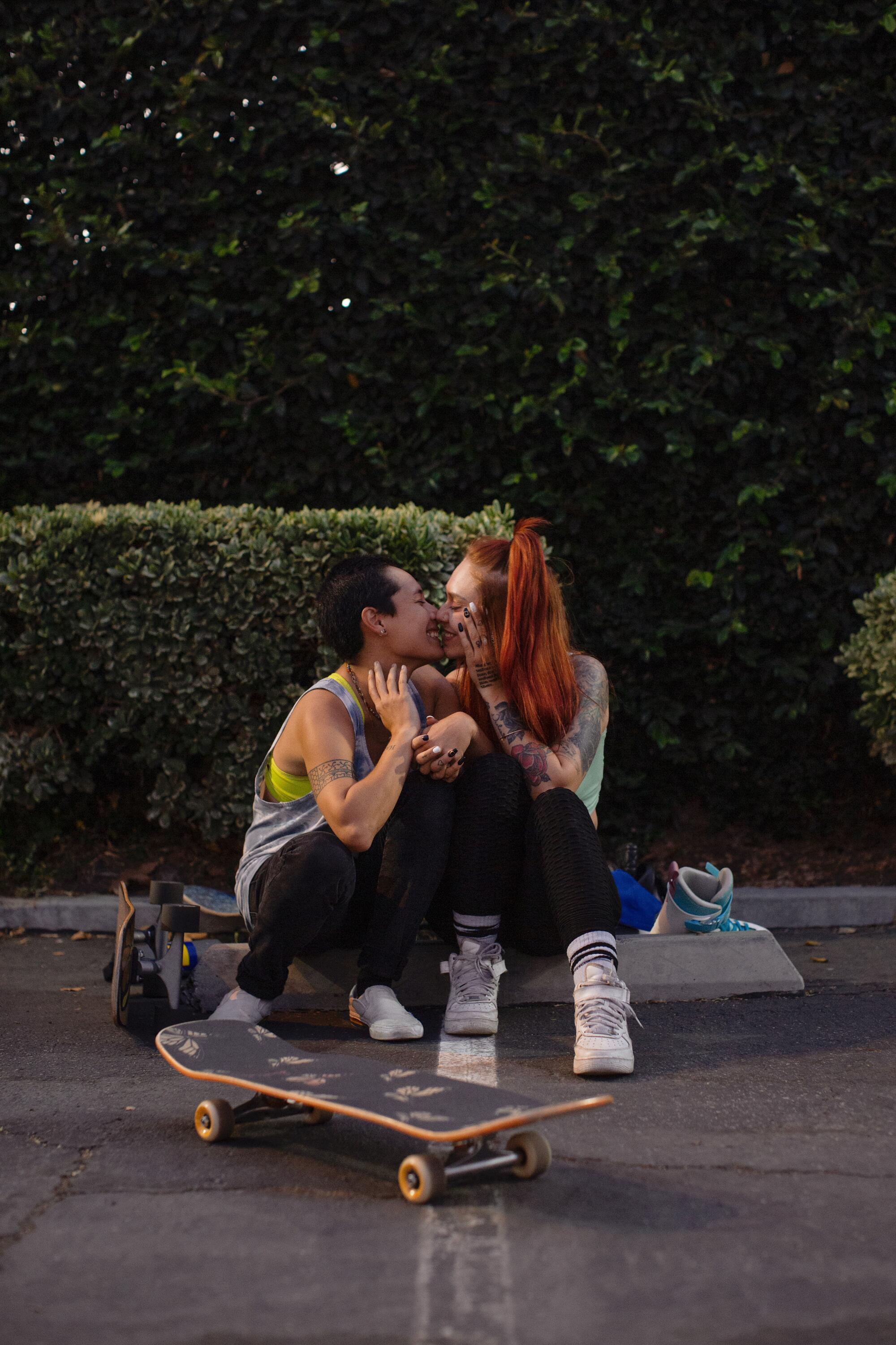 Elena Heuze (left) and girlfriend Manda Malina (right) kiss at the Boos Cruise meet up