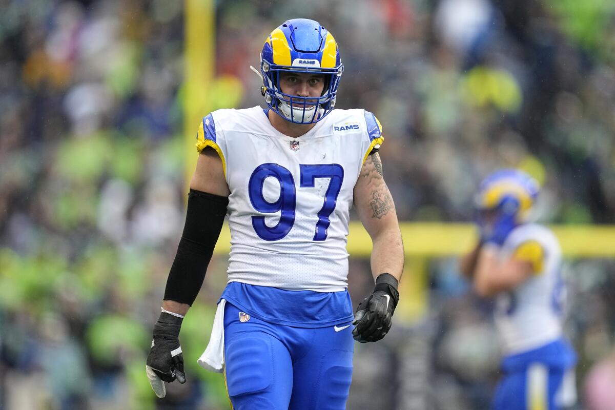 Rams'ın defansif mücadelesi Michael Hoecht, Ocak ayında Seattle Seahawks'a karşı oynanan bir maç sırasında sahada yürüyor.