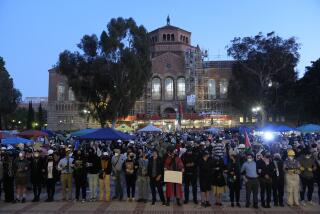 Manifestantes propalestinos entrelazan los brazos en el campus de UCLA el miércoles 1 de mayo de 2024 en Los Ángeles. (AP Foto/Jae C. Hong)