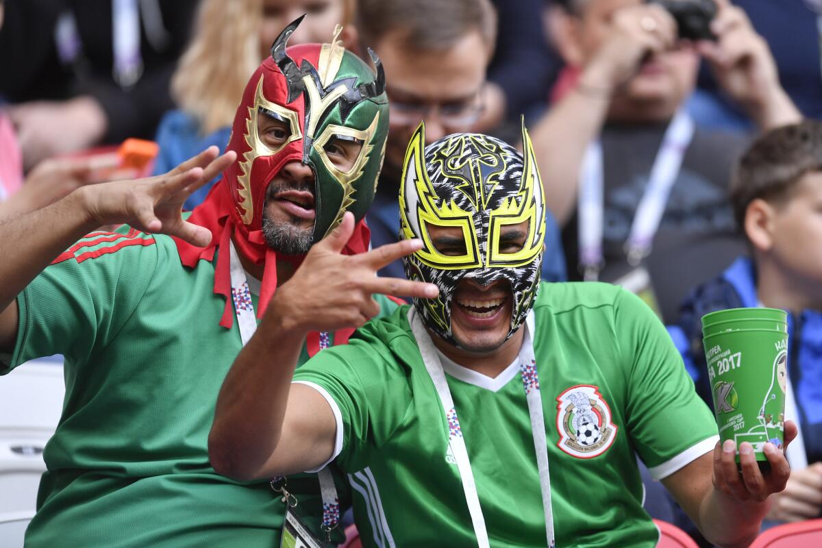 La foto muestra a dos aficionados mexicanos, con máscaras de luchadores, antes del encuentro entre la selección de su país y Portugal, correspondiente a la Copa Confederaciones y realizado el domingo 18 de junio de 2017 en Kazán, Rusia (AP Foto/Martin Meissner) ** Usable by HOY, ELSENT and SD Only **