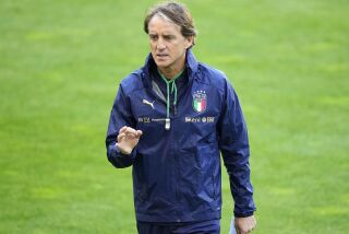 ARCHIVO - El técnico de Italia Roberto Mancini durante un entrenamiento previo al partido contra Alemania por la Liga de las Naciones, en Moenchengladbach, Alemania, el 13 de junio de 2022. (AP Foto/Martin Meissner)