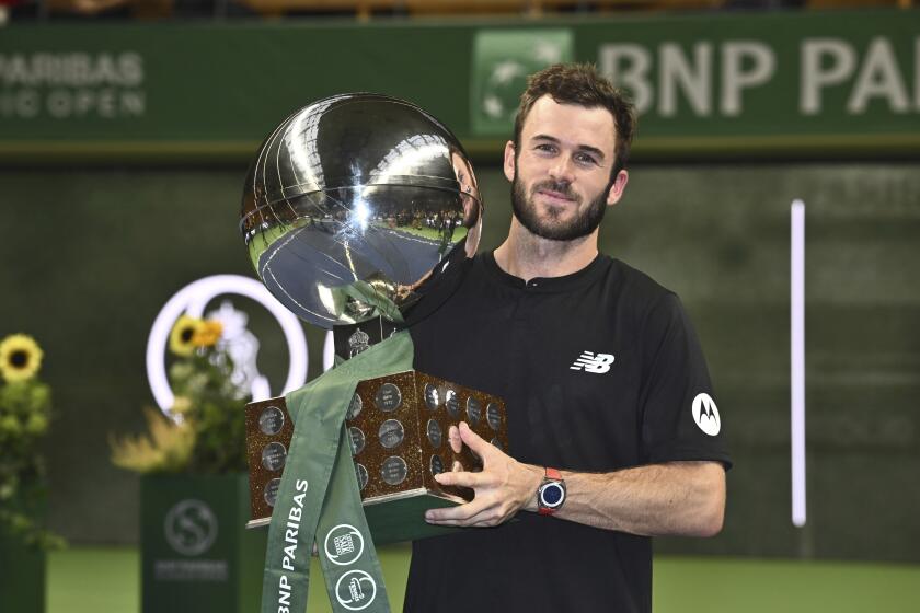 Tommy Paul posa con el trofeo de campeón del Abierto de Estocolmo tras vencer a Grigor Dimitrov en la final, el domingo 20 de octubre de 2024. (Claudio Bresciani /TT News Agency vía AP)