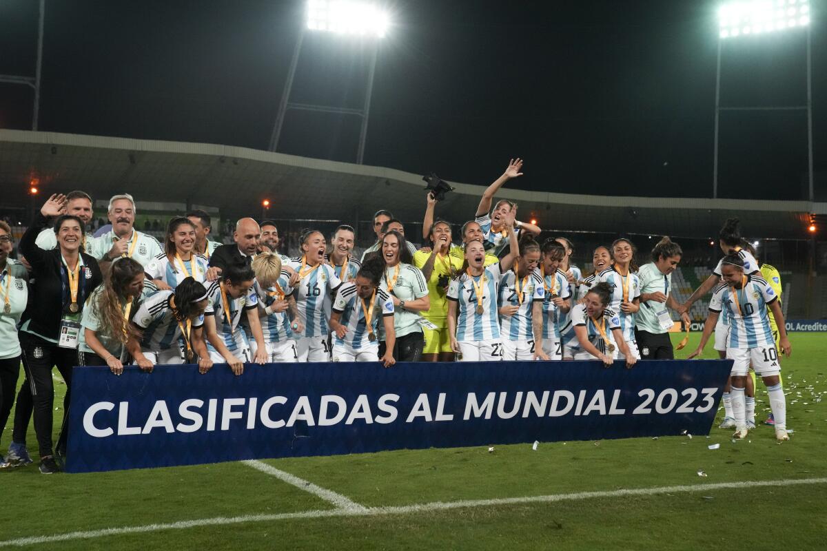 Las jugadoras de la selección argentina festejan luego de derrotar a Paraguay y clasificarse al Mundial 