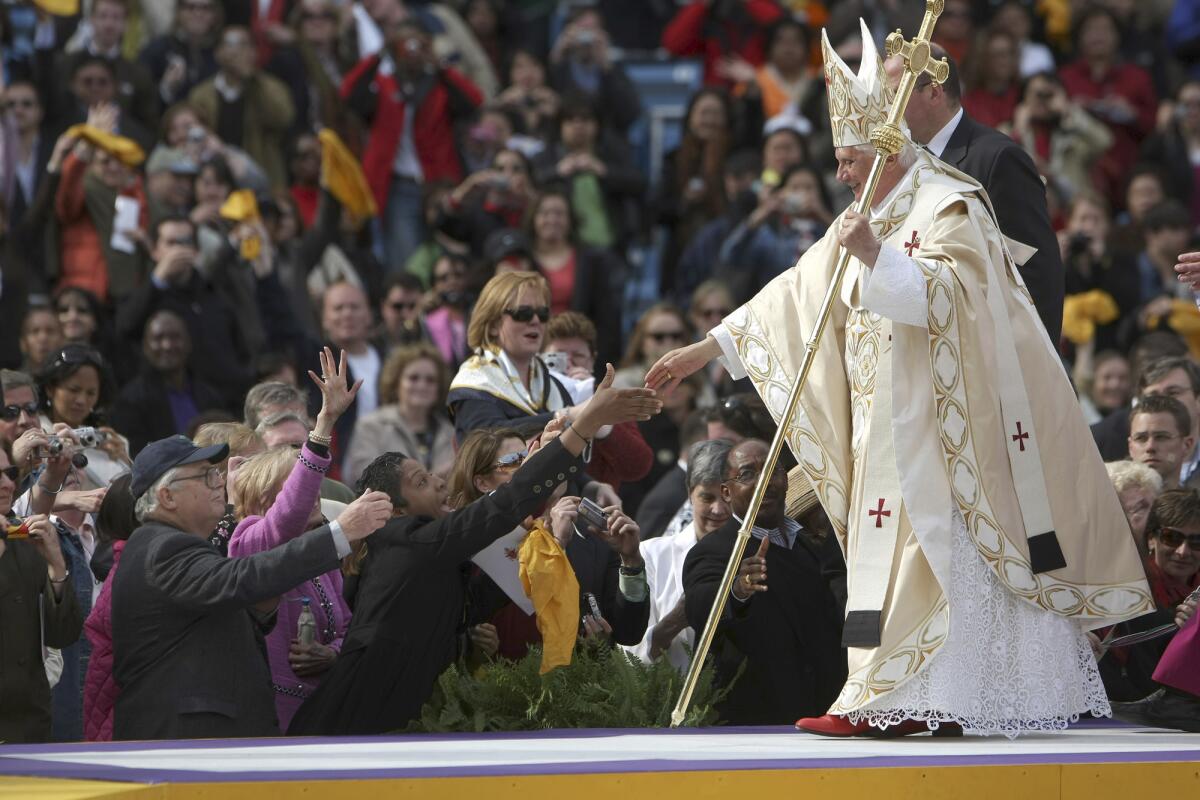 El papa Benedicto XVI saluda a personas mientras celebra misa en el Yankee Stadium en Nueva York, 
