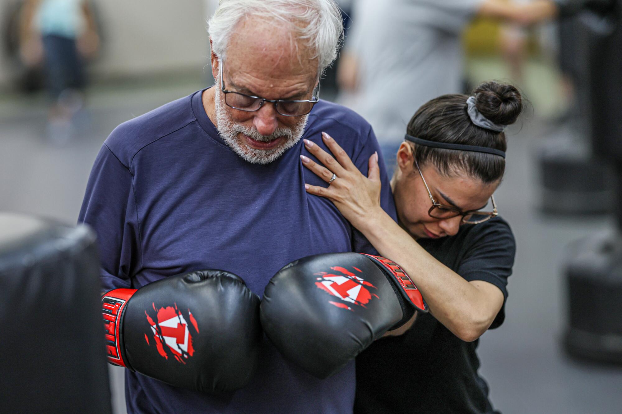 Alan Shanin está ayudando al tratamiento físico en el lenguaje del tratamiento físico, cuando participa en la clase de boxeo