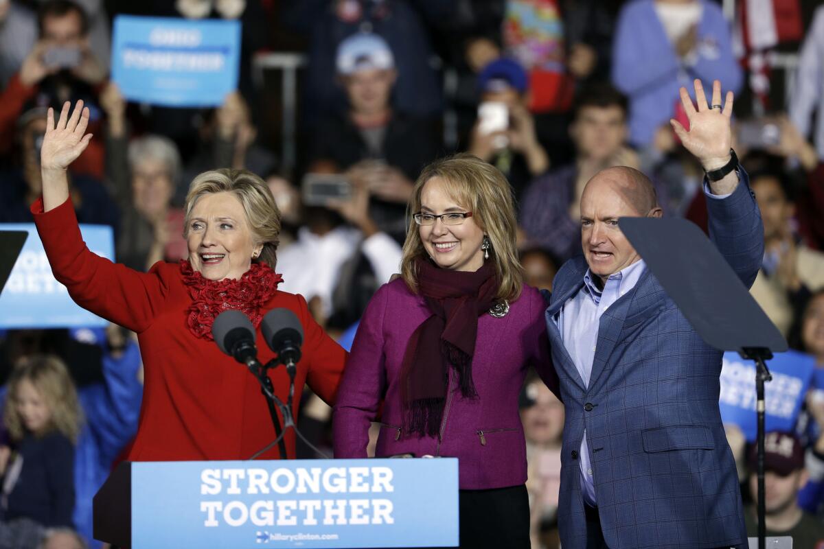 La candidata demócrata Hillary Clinton hace campaña con la ex representante por Arizona Gaby Giffords y el esposo de ésta en Cincinnati, 31 de octubre de 2016.
