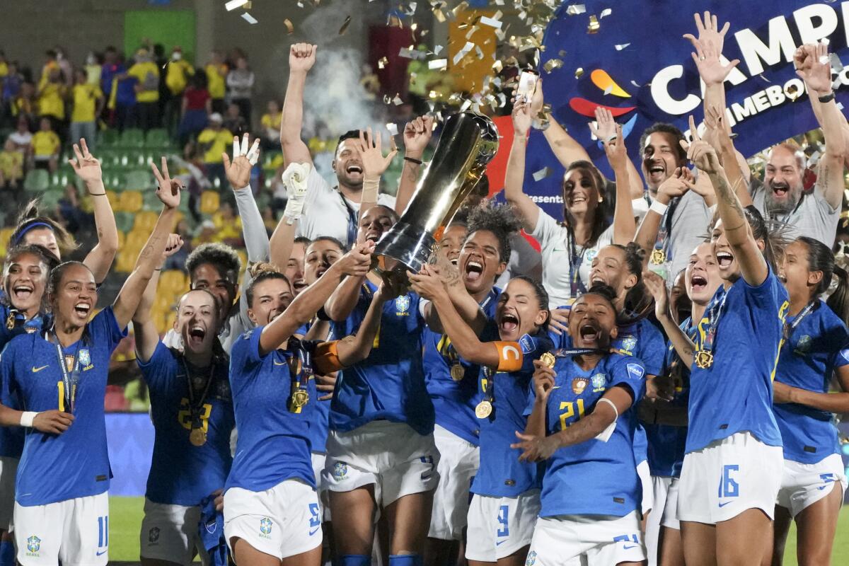 Las jugadoras de Brasil alzan la Copa América, luego de vencer a Colombia en la final del sábado 30 de julio