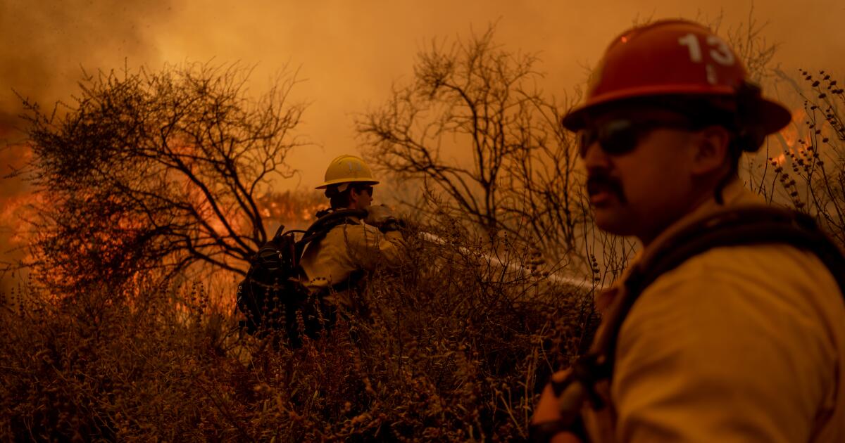Les pompiers de Sandy récupèrent l’alliance d’une famille dans les cendres de Simi Valley