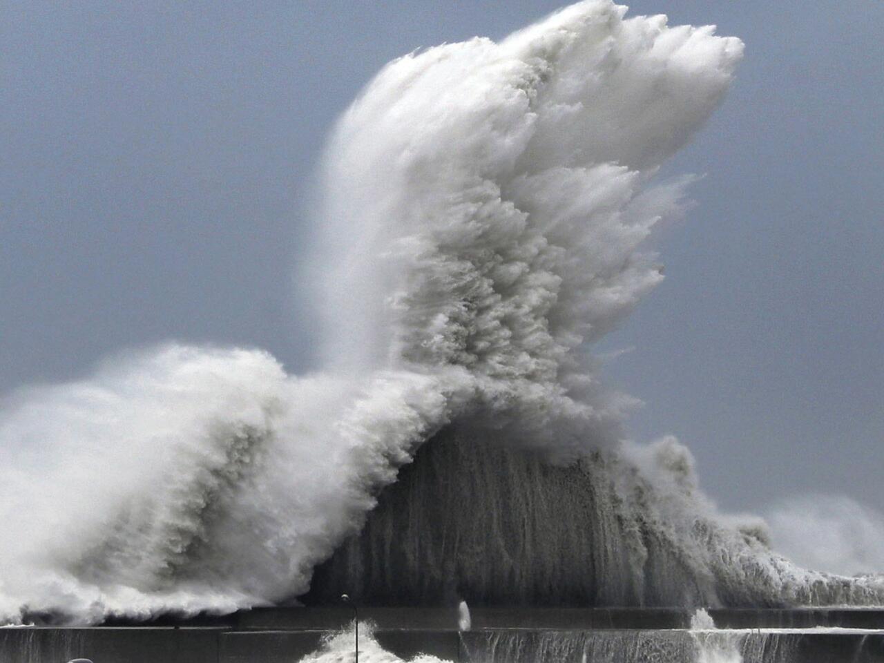 Fuertes olas estrellaron ccontra los muelles y dañaron la infraestrucctura mercante...