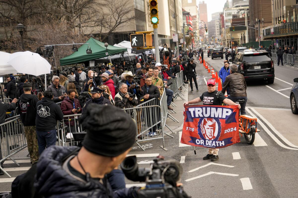 Partidarios del expresidente Donald Trump se aglomeran frente a la prensa y espectadores 