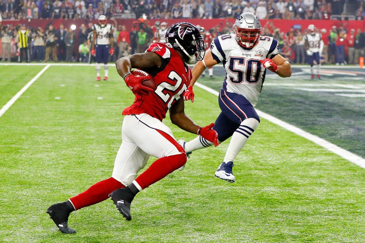 Falcons running back Tevin Coleman beats Patriots linebacker Rob Ninkovich to the goal line on a six-yard touchdown pass play.