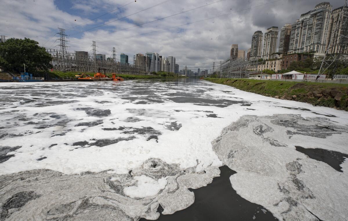 Una capa de espuma cubre parte del río Pinheiros, en Sao Paulo, Brasil, 