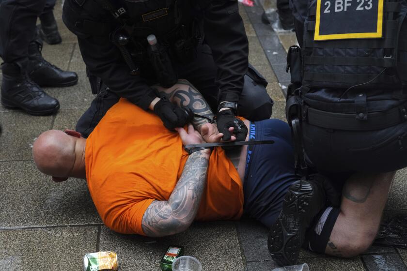 La policía detiene a un hincha ants del partido entre Holanda e Inglaterra en Dortmund, Alemania, el miércoles 10 de julio de 2024 (AP Foto/Markus Schreiber)