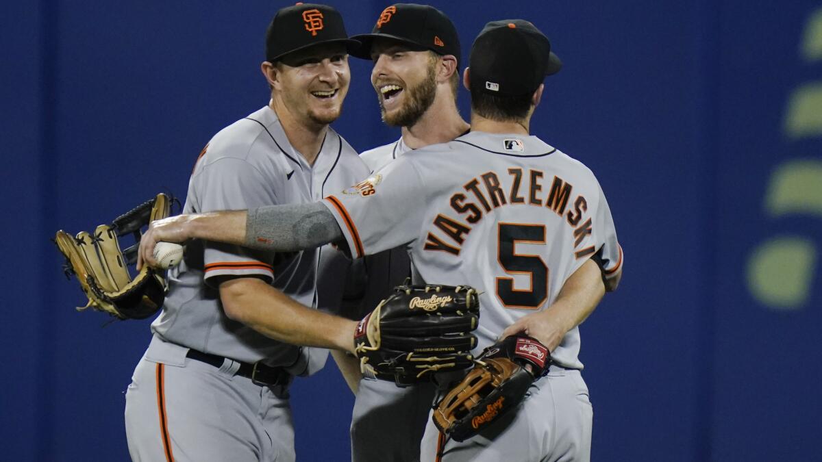 Giants rally, crush Royals to knot series