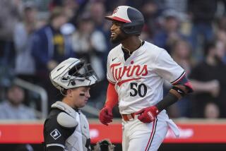 El puertorriqueño Willi Castro, de los Mellizos de Minnesota, festeja luego de conectar un jonrón de tres carreras en el juego del miércoles 24 de abril de 2024 ante los Medias Blancas de Chicago (AP foto/Abbie Parr)