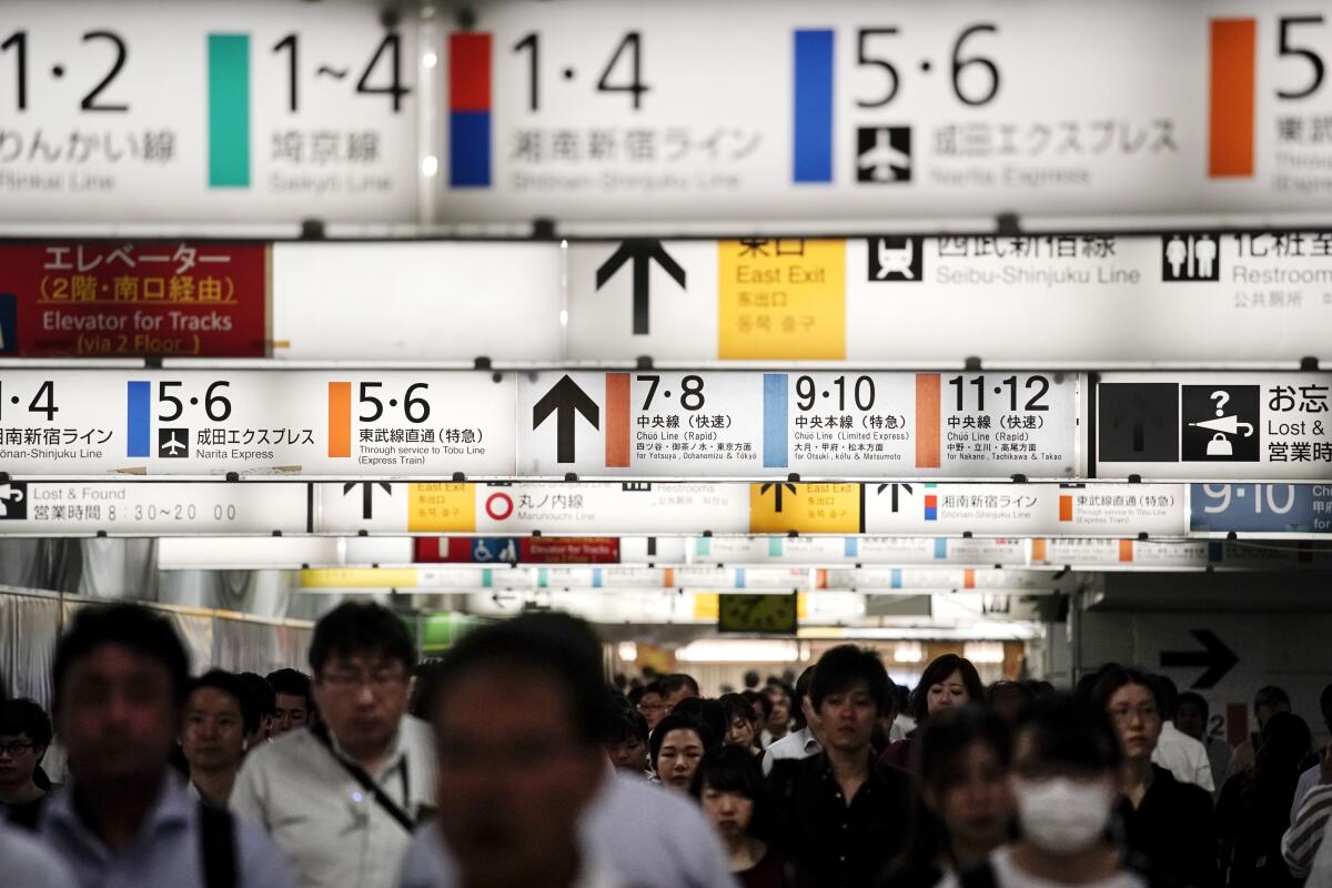 En esta foto del 30 de julio del 2019, pasajeros se movilizan en una estación Shinjuku del metro de Tokio. (AP Foto/Jae C. Hong) ** Usable by HOY, ELSENT and SD Only **