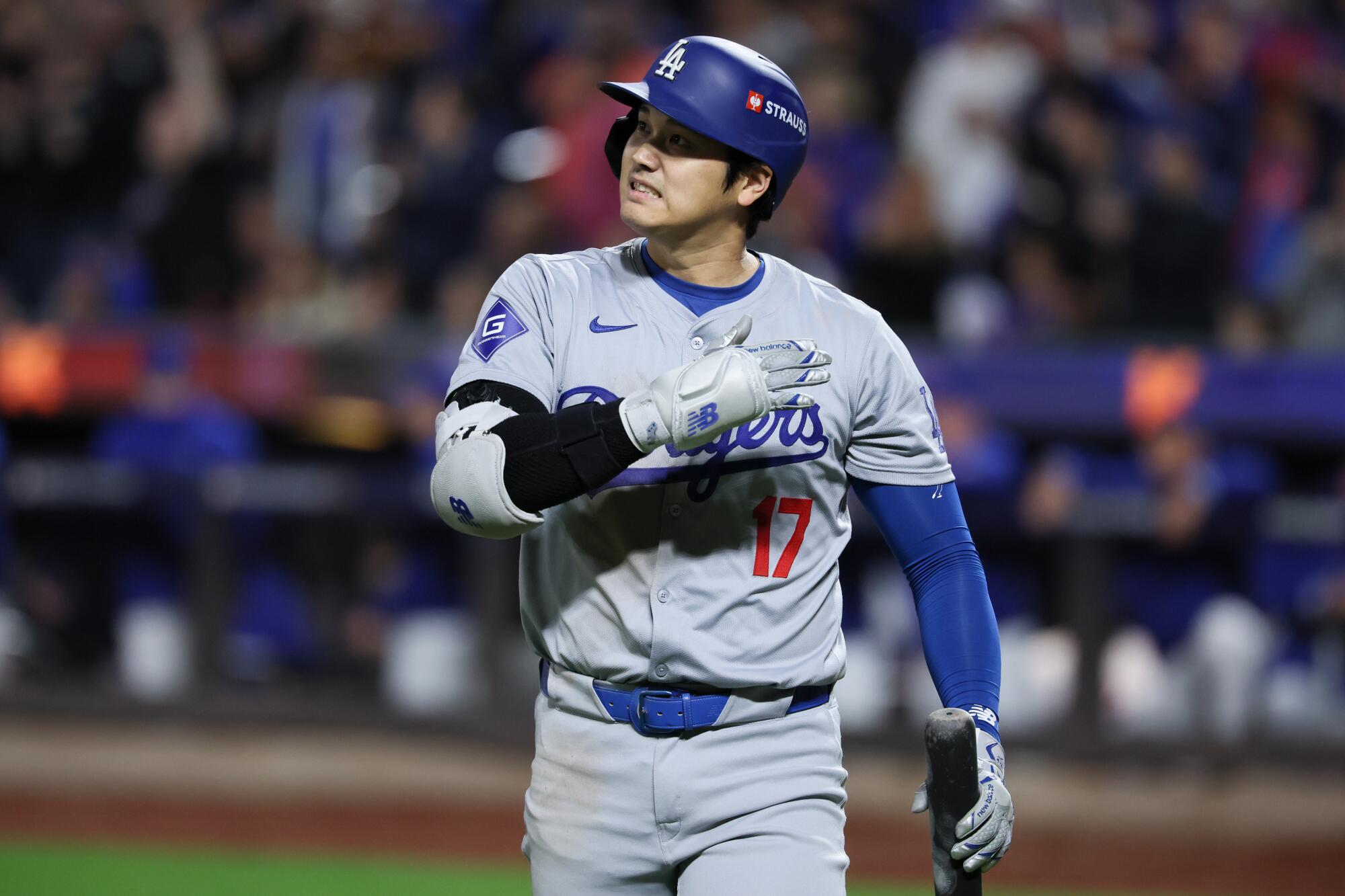 Shohei Ohtani reacciona después de conectar un hit en la quinta entrada contra los Mets en el Juego 5 de la Serie de Campeonato de la Liga Nacional el jueves.