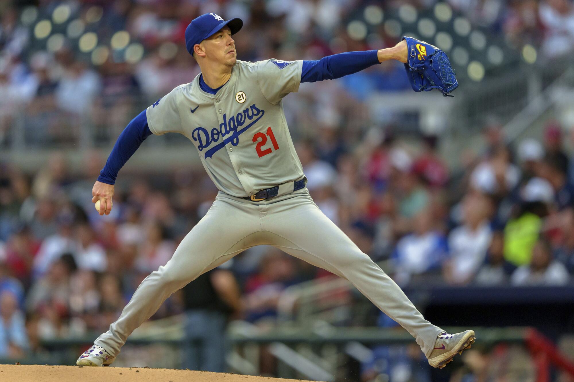 Pitcher Dodgers Walker Buehler melakukan pukulan pada inning pertama hari Minggu melawan Braves.