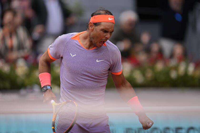 Rafael Nadal celebra ganar un punto ante Pedro Cachín en el Abierto de Madrid, el lunes 29 de abril de 2024. (AP Foto/Manu Fernández)