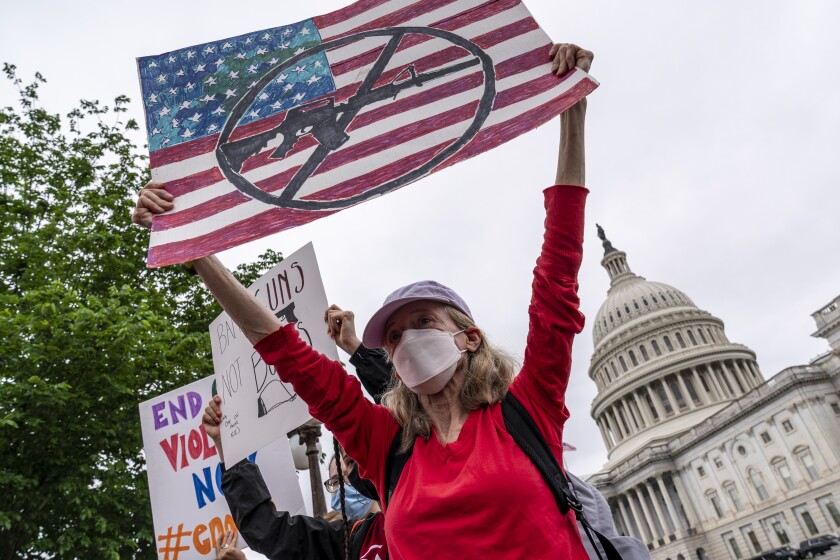Activistas protestan afuera del Capitolio de Estados Unidos para exigir un control de armas de fuego
