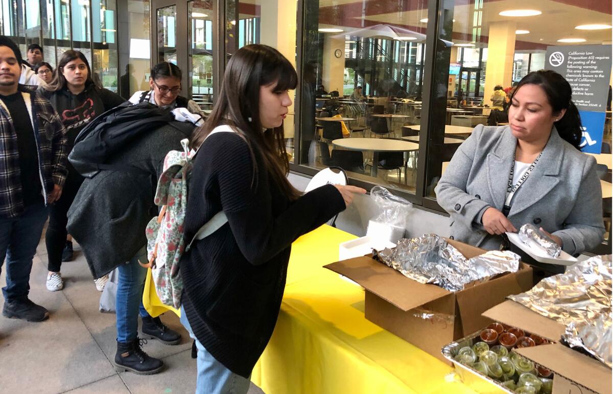 Los estudiantes hacen fila en East L.A. College el viernes para regalar comida.