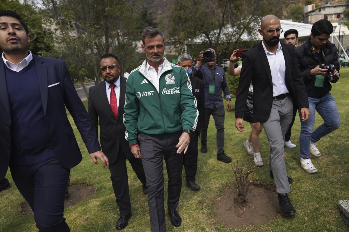 Diego Cocca, el nuevo técnico de la selección de México, se retira tras una rueda de prensa 