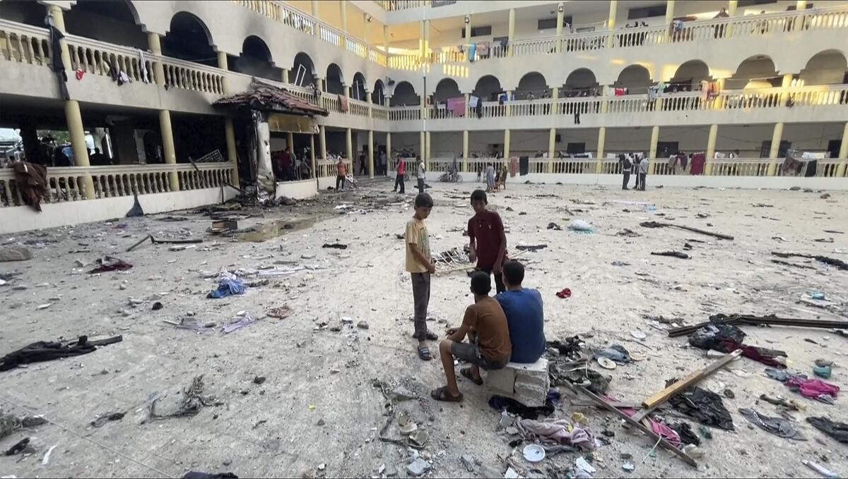 En la imagen, tomada de un video, se muestra el patio de una escuela alcanzada