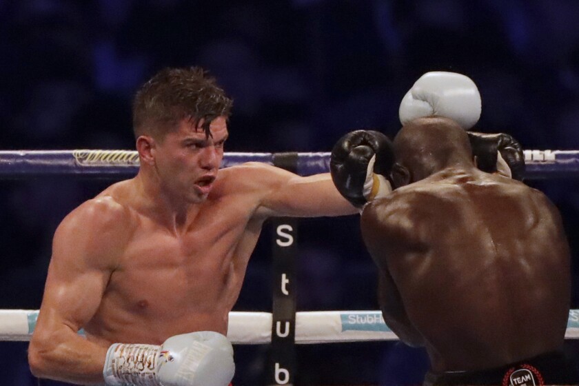 Luke Campbell sferra un pugno a Yvan Mendy durante un combattimento allo stadio di Wembley a Londra nel settembre 2018.