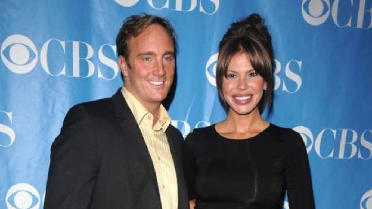 Actor Jay Mohr and wife Nikki Cox have sold a home in Woodland Hills for $1.025 million. The Traditional-style house was previously put up for lease for as much as $3,500 a month.