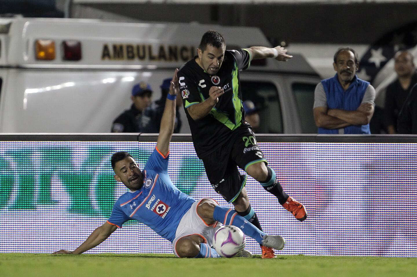 Ariel Rojas (i) de Cruz Azul disputa el balón contra Fernando Meneses (d) de Veracruz en el estadio Azul en Ciudad de México.