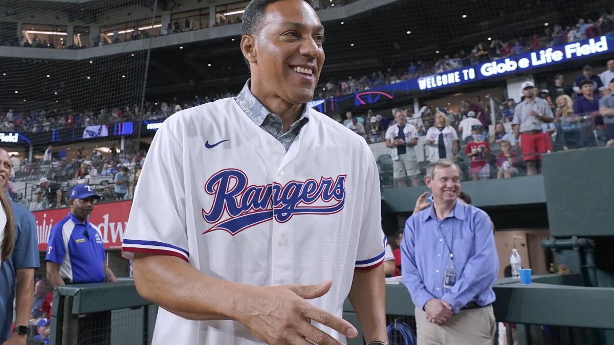 Juan Gonzalez greeted with two standing ovations upon long-awaited return  to Rangers game