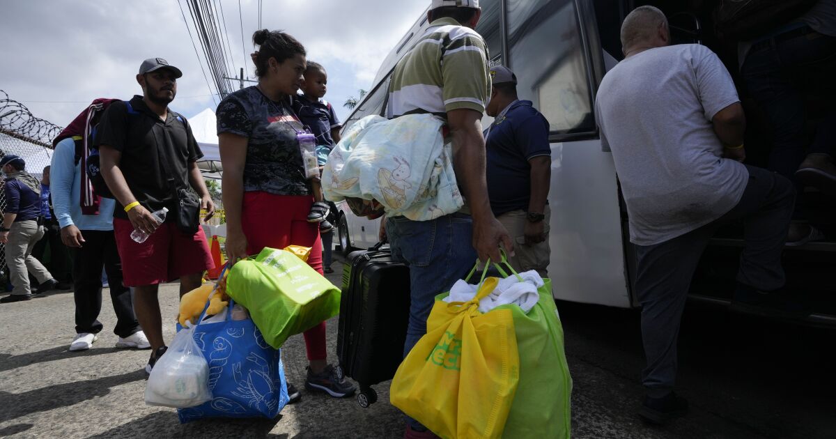 Venezolanos varados en Panamá por cambio de política de EE.UU. regresan a casa