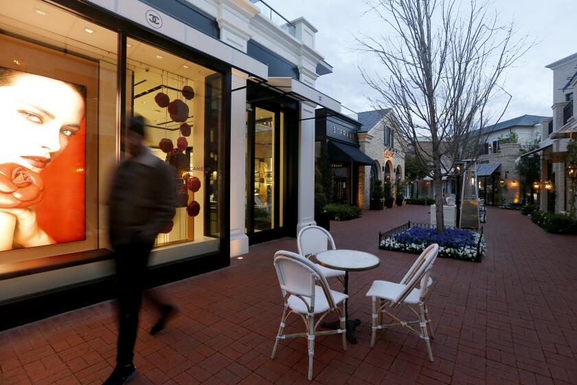 PACIFIC PALISADES, CALIF. -MAR. 21, 2020. The Palisades Village shopping center in Pacific Palisades is vritually deserted on Saturday, Mar. 21, 2020, as Californians largely heed the governor's order to stay home as a precaution against spreading coronavirus. (Luis Sinco/Los Angeles Times)