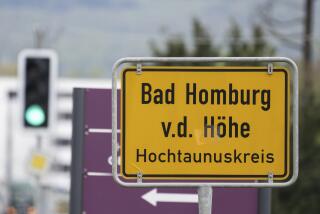 El cartel de carretera de la localidad de Bad Homburg se ve en Taunus, Alemania, el lunes 22 de abril de 2024. , Monday April 22, 2024. Tres personas fueron detenidas el lunes en Alemania, acusadas de espiar para China y facilitar el envío de información sobre tecnología con posibles aplicaciones militares. (Boris Roessler/dpa via AP)