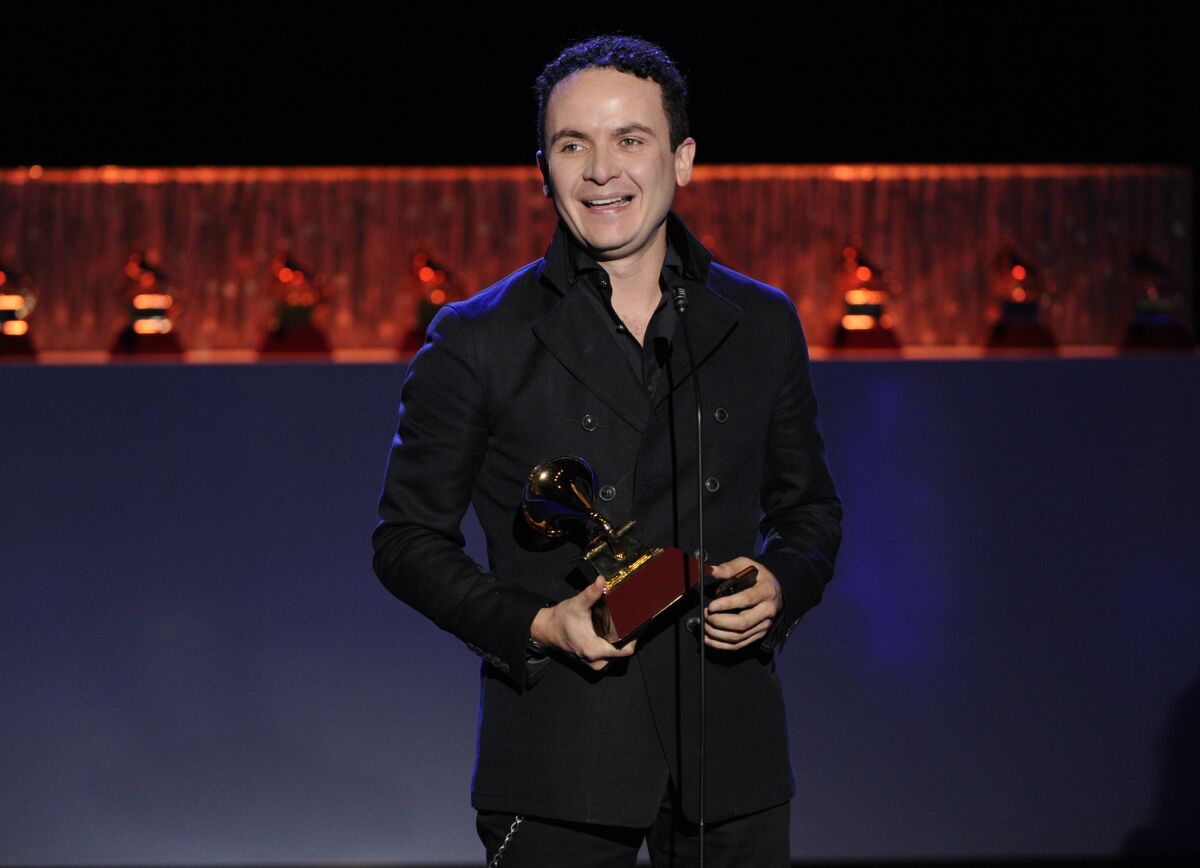 El cantautor colombiano Fonseca recibe el premio a mejor álbum de vocal pop tradicional por “Fonseca sinfónico" 