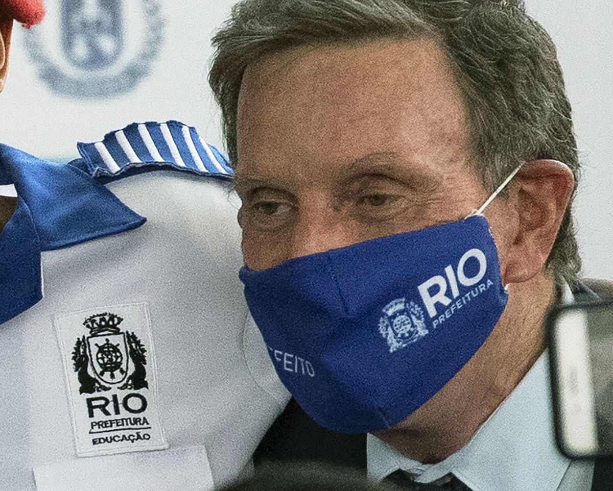 Rio de Janeiro Mayor Marcelo Crivella in a mask with "Rio Prefeitura" on it.