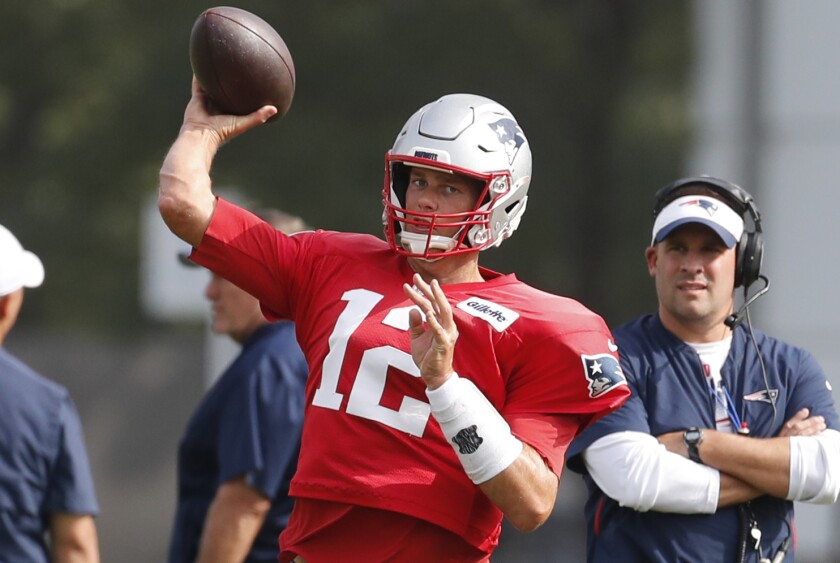 Antonio Brown And Tom Brady Aren T Happy About Helmet Switch Los